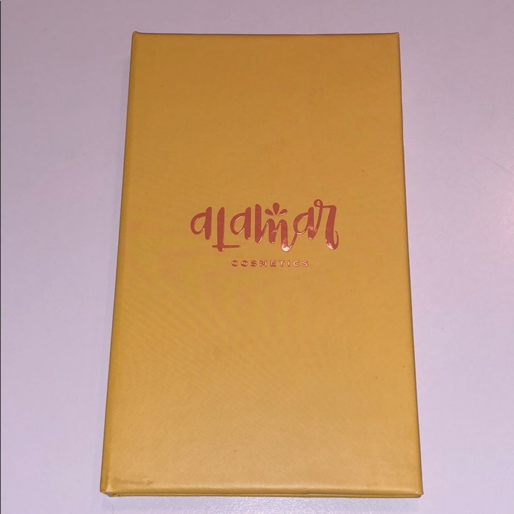 Alamar eyeshadow palette